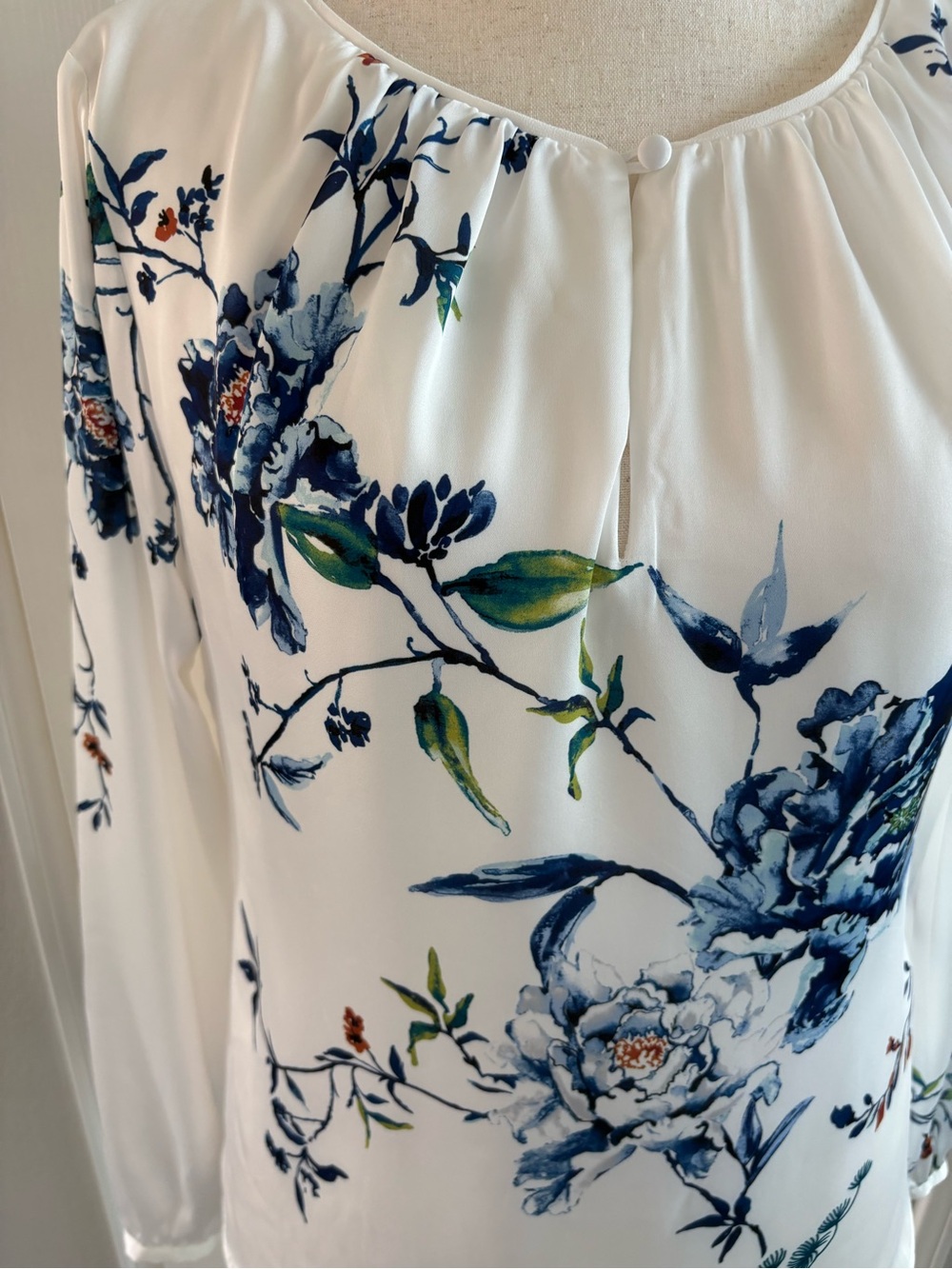 WHBM | Stunning Floral Blouse | White and Blue | Sz 10 | Excellent Condition - Picture 4 of 8